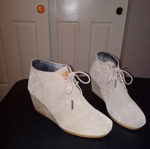 Women's TOMS wedge heel suede ankle boots Size 8.5